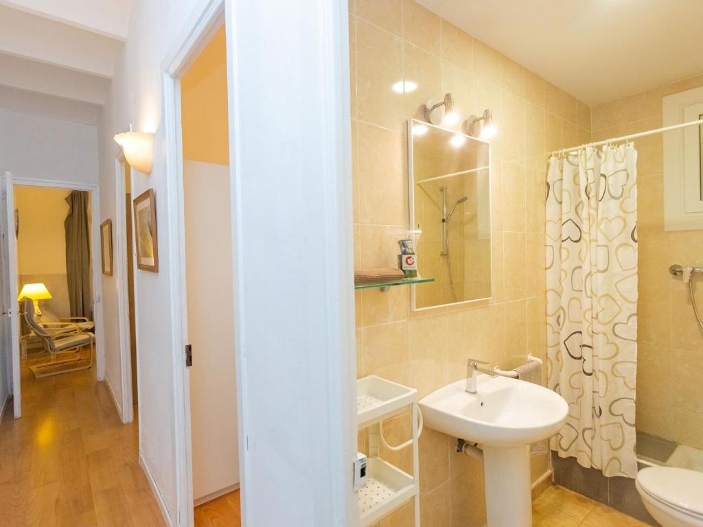 A bathroom at Apartment Gracia Torrijos by Interhome