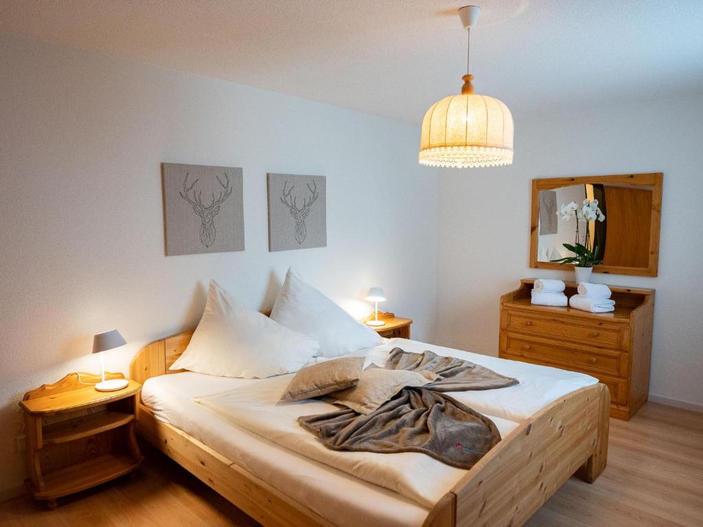 Llit o llits en una habitació de Apartment Chesa Zupeda C2 by Interhome