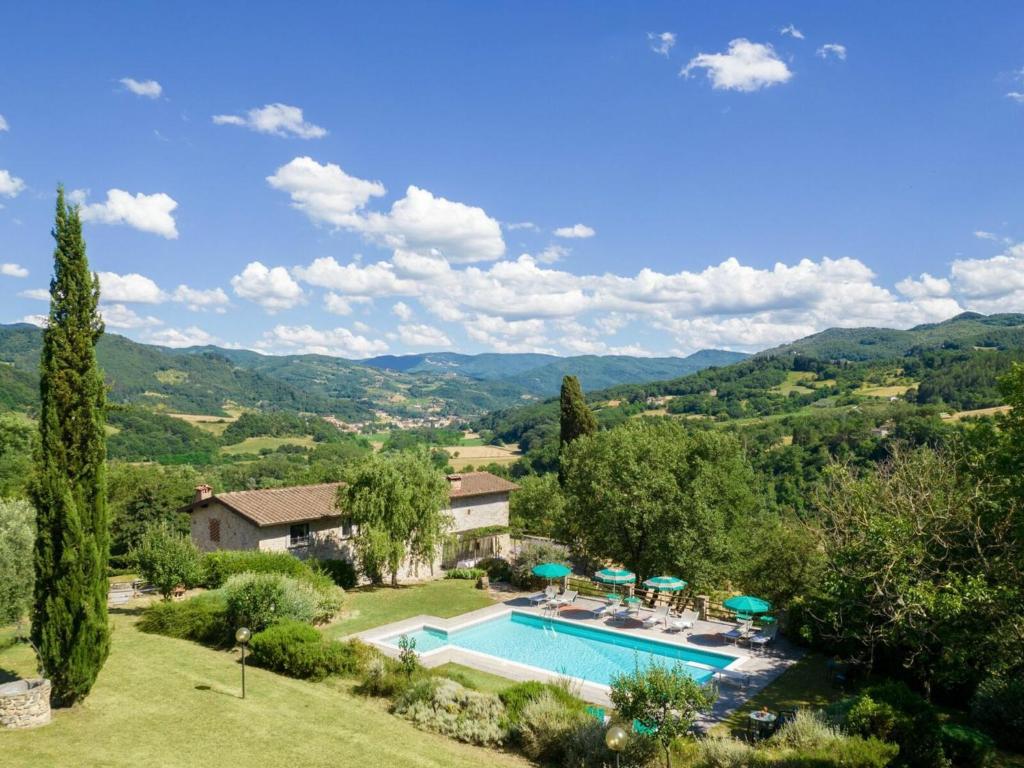 obraz willi z basenem w obiekcie Holiday Home La Badia by Interhome w mieście Dicomano