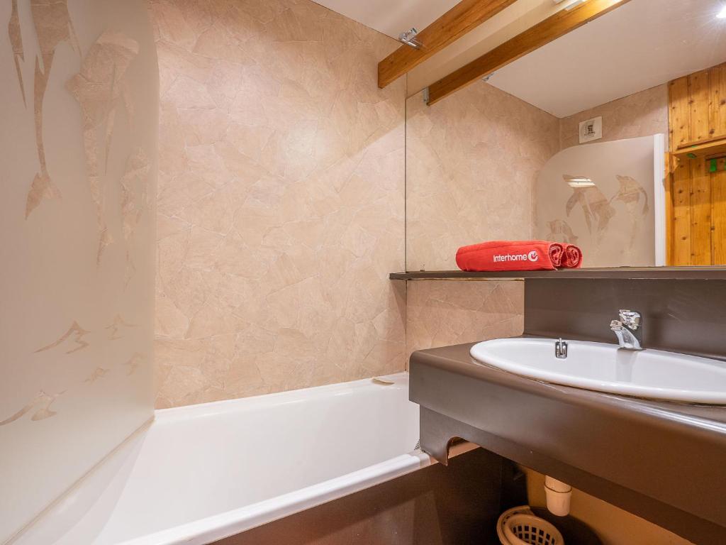 Koupelna v ubytování Apartment Arcelle 505 by Interhome