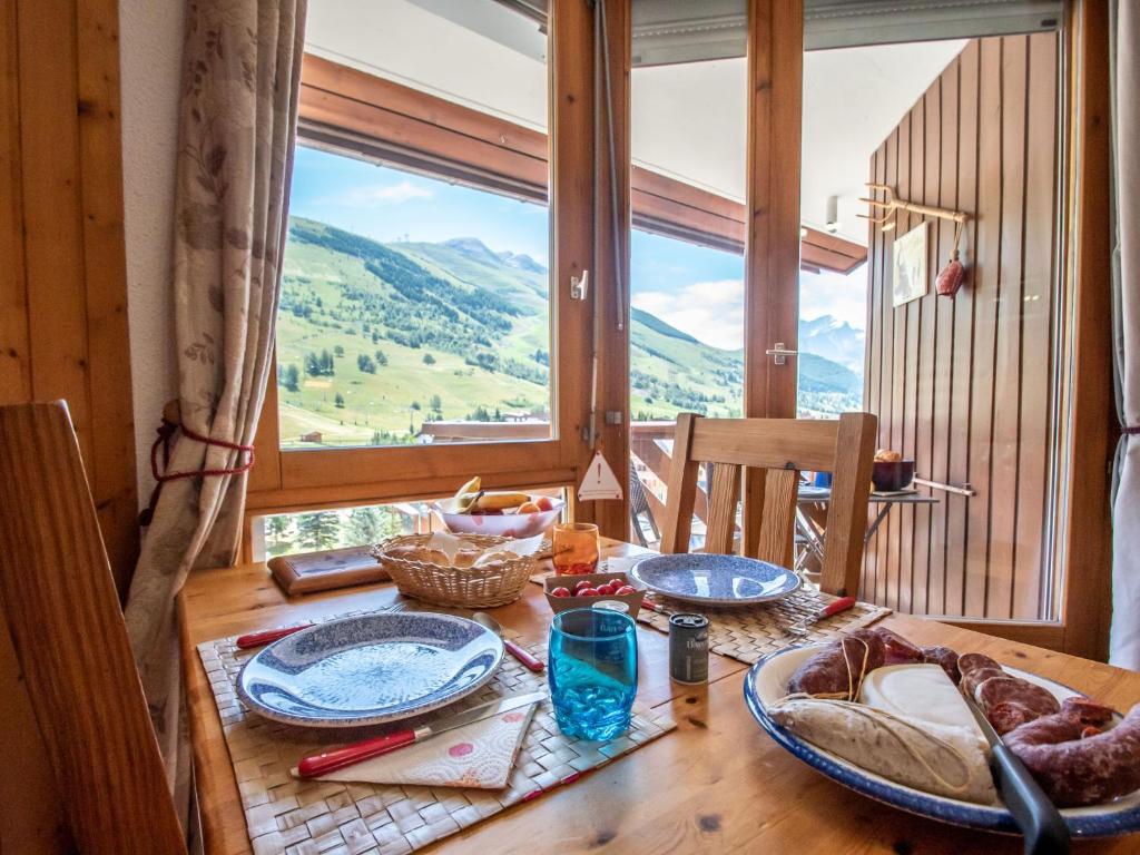 une table avec des plaques de cuisson et une fenêtre dans l'établissement Apartment La Grande Chaume by Interhome, à Les Deux Alpes