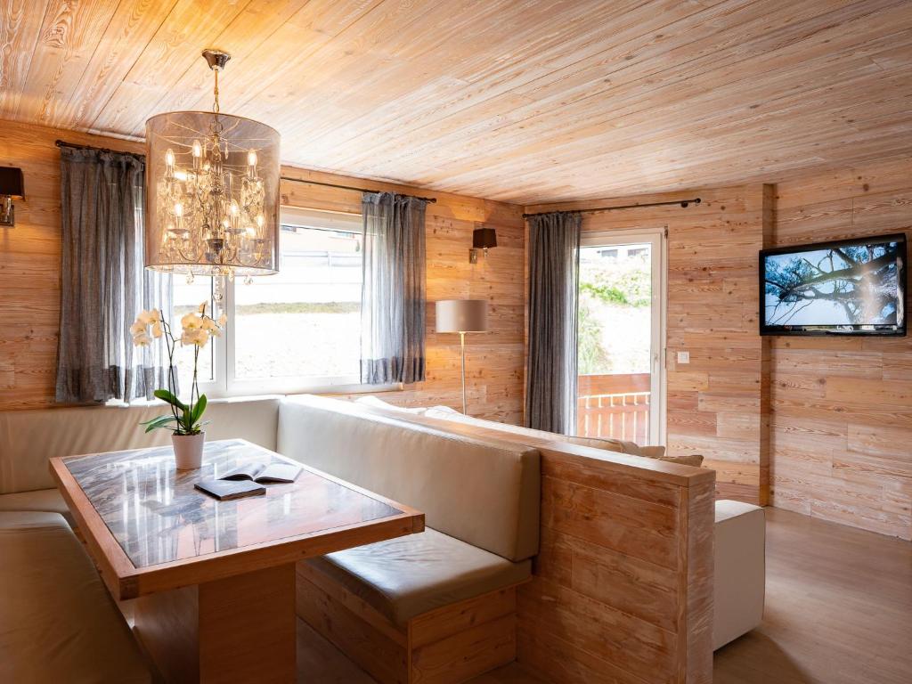 ein Wohnzimmer mit einem Sofa und einem Tisch in der Unterkunft Apartment Chesa Sur Val 21 by Interhome in St. Moritz