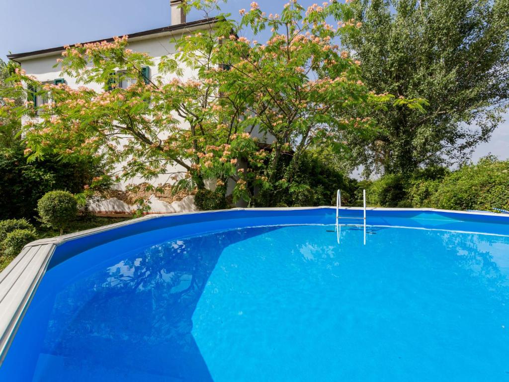 ein blauer Pool vor einem Haus in der Unterkunft Holiday Home Fonte del Ceppo 1 by Interhome in Tortoreto Lido
