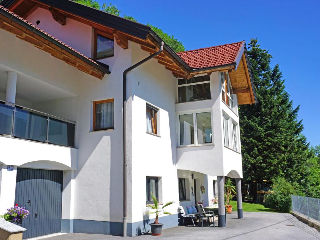 une maison blanche avec un toit rouge dans l'établissement Apartment Walzthöni by Interhome, à Wenns