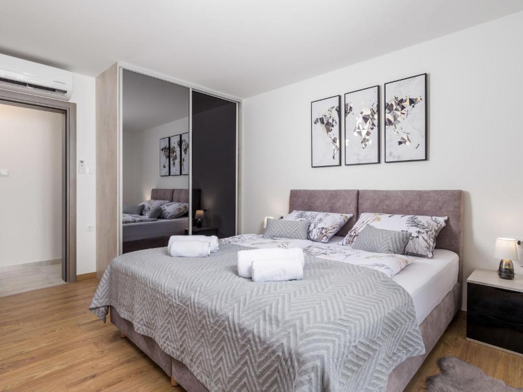 Postel nebo postele na pokoji v ubytování Villa Matea by Interhome