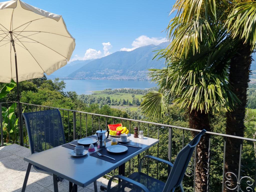 un tavolo e sedie su un balcone con vista sul lago di Apartment Cavriana by Interhome a Magadino