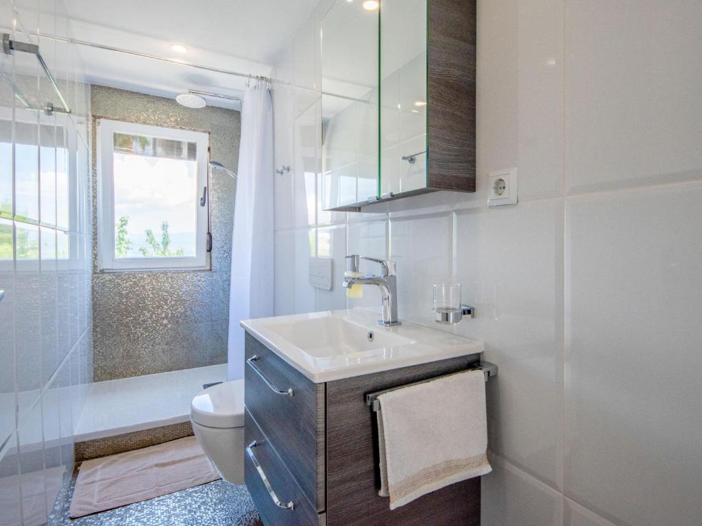 Koupelna v ubytování Holiday Home La Mer by Interhome