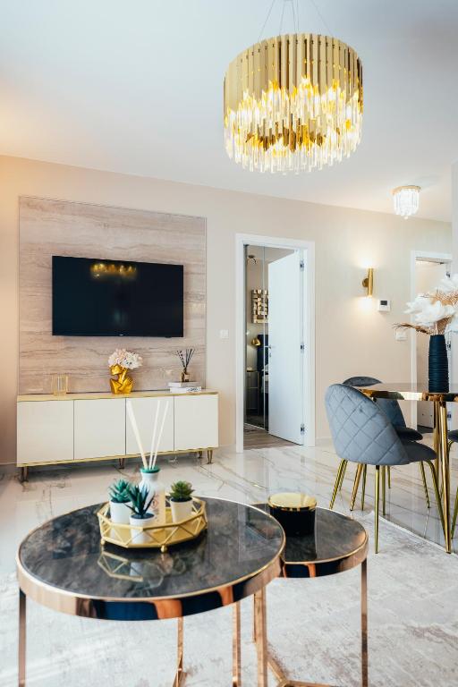 Televízia a/alebo spoločenská miestnosť v ubytovaní Apartment Rixos Zadar Private Parking Garage