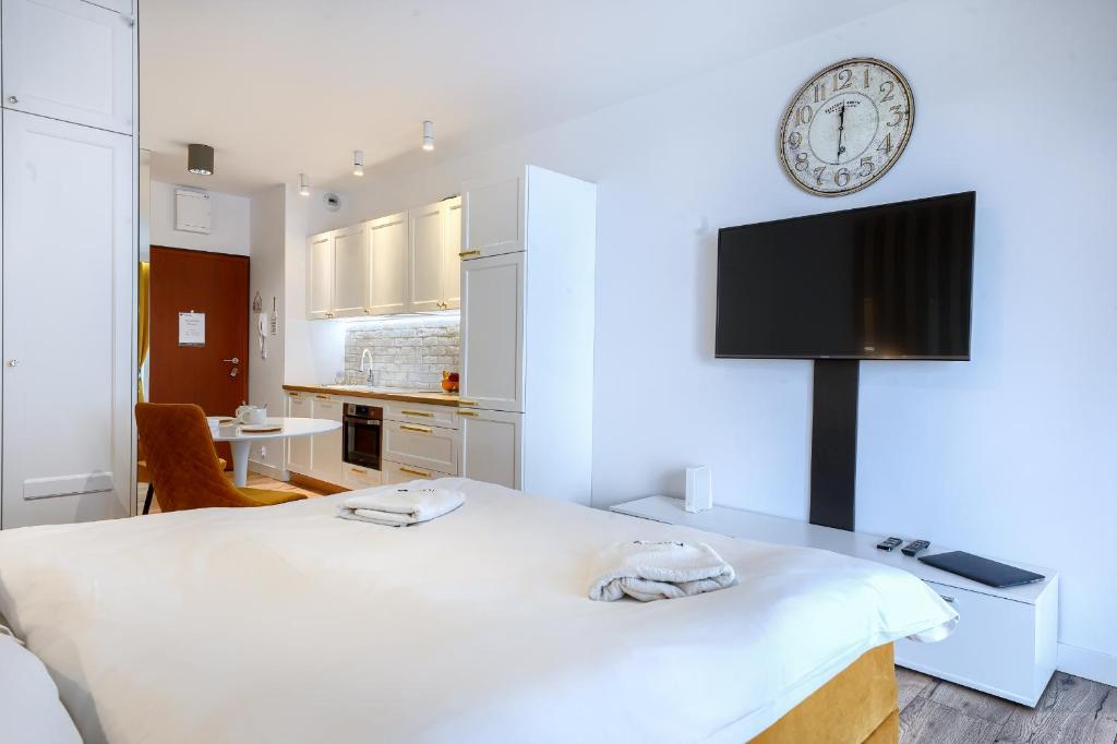 Televízia a/alebo spoločenská miestnosť v ubytovaní Wola Luxury Stay
