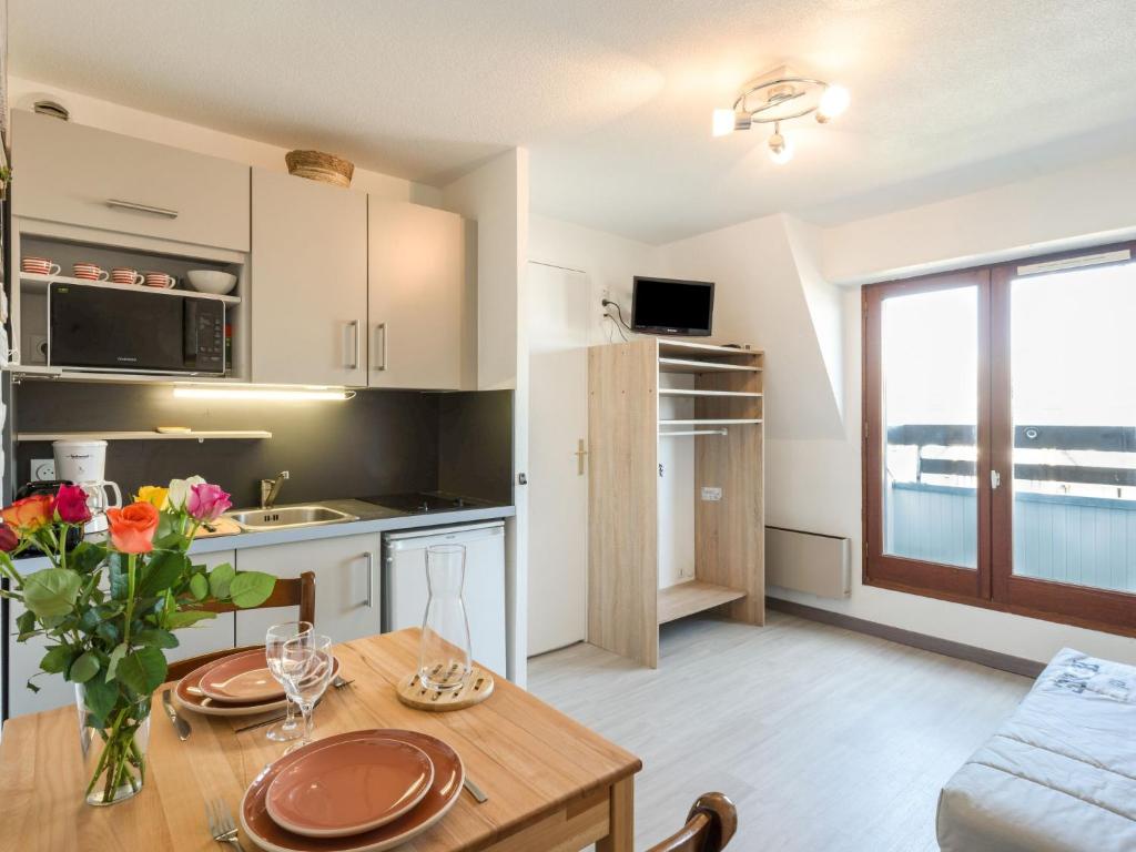 Kuchyňa alebo kuchynka v ubytovaní Apartment Le Grand Cap-14 by Interhome