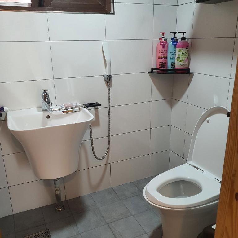 Koupelna v ubytování Hanok Hyeyum