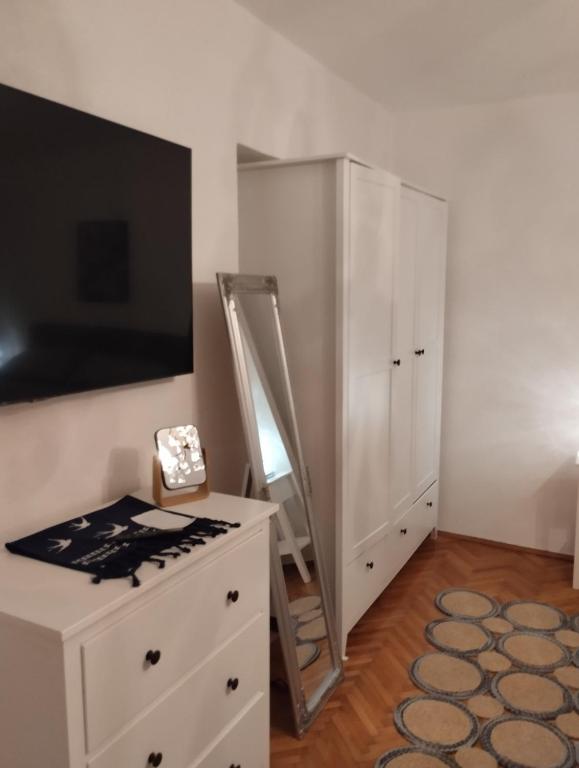 Televízia a/alebo spoločenská miestnosť v ubytovaní FOREKS APARTMAN