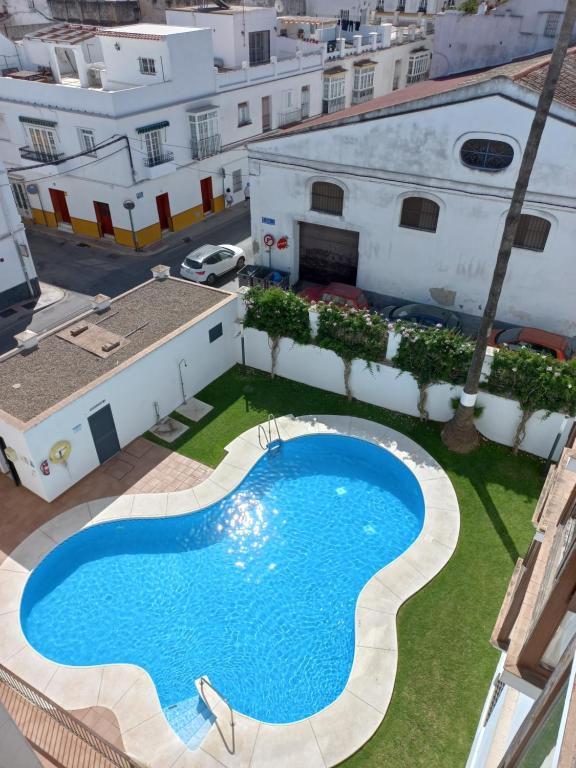 an overhead view of a swimming pool in a building at Apartamento Sanlucar-El Pradillo in Sanlúcar de Barrameda