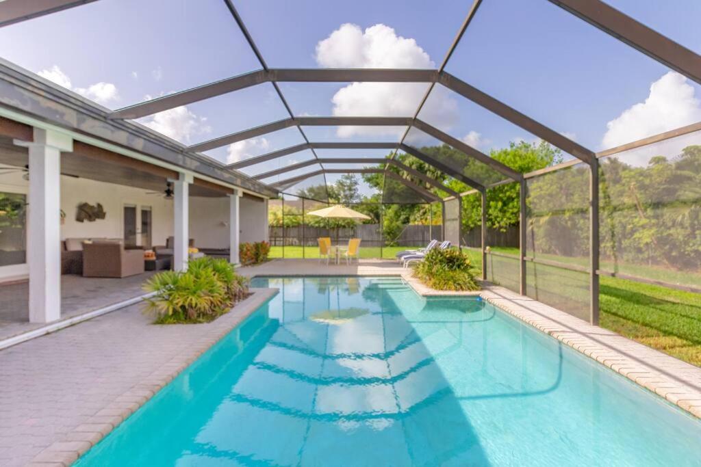 Spacious 3 Bed/2.5Bath Miami Home w/ pool! - Housity