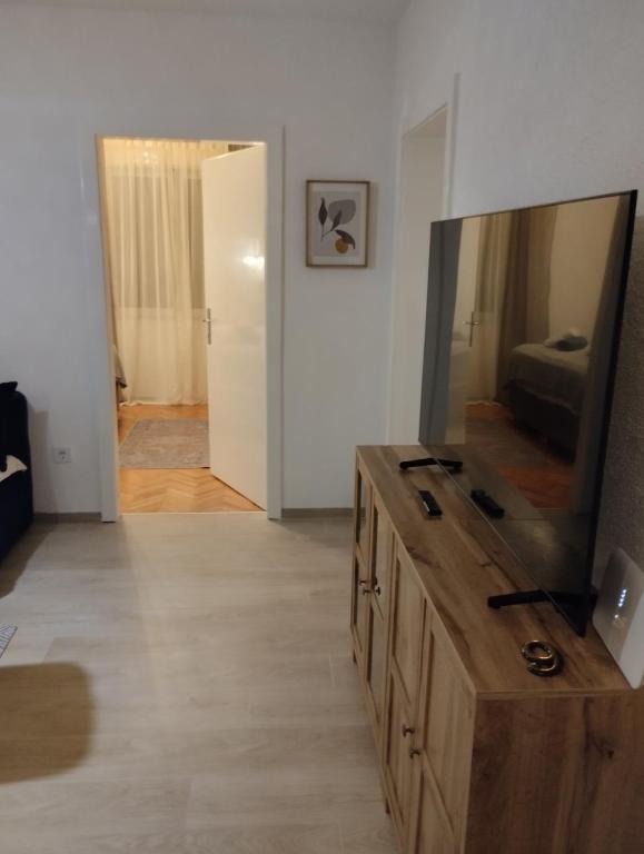 Televízia a/alebo spoločenská miestnosť v ubytovaní FOREKS APARTMAN