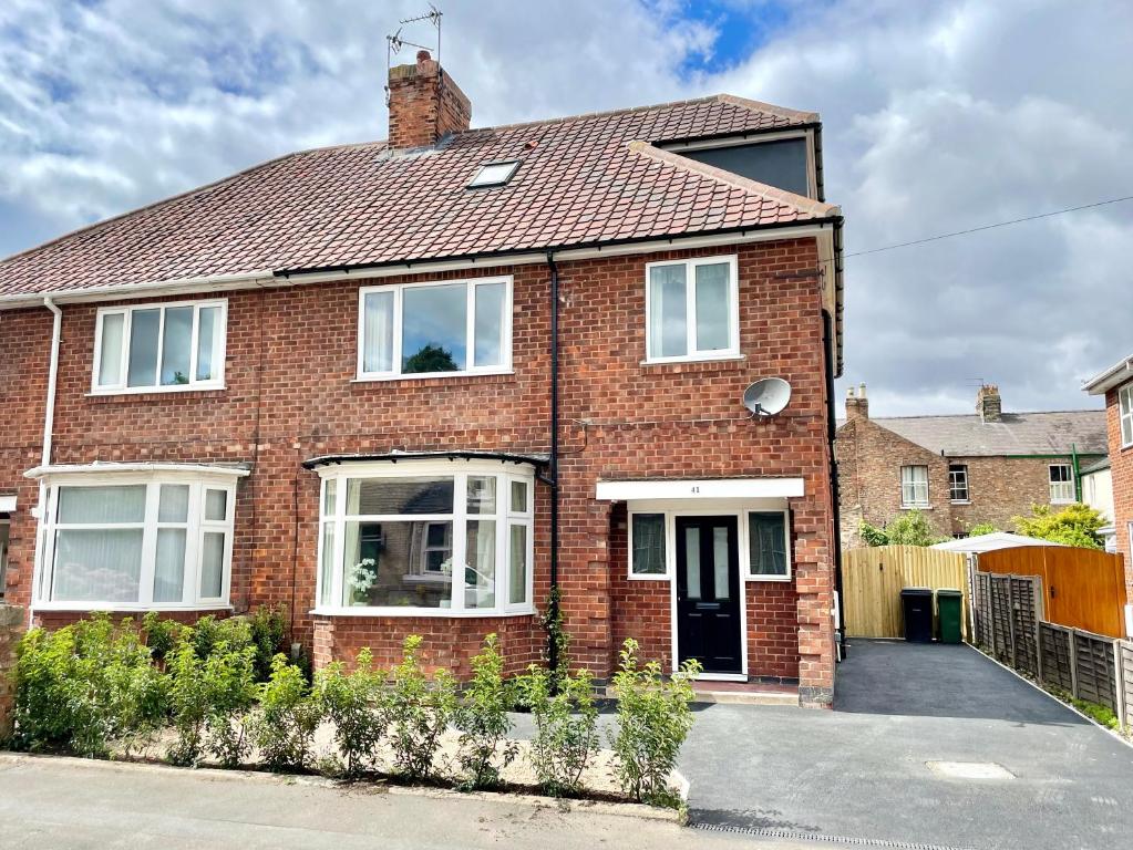 Central townhouse with free-off road parking and garden - Four-Bedroom House