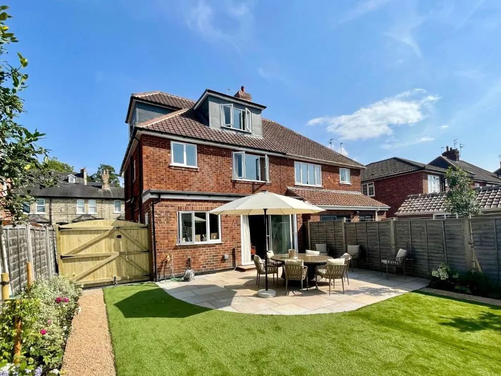 Central Townhouse with free off road parking and garden