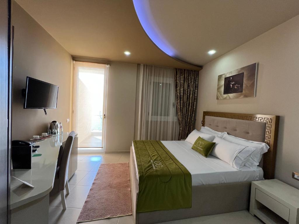 Postel nebo postele na pokoji v ubytování CC Hotel & Residence