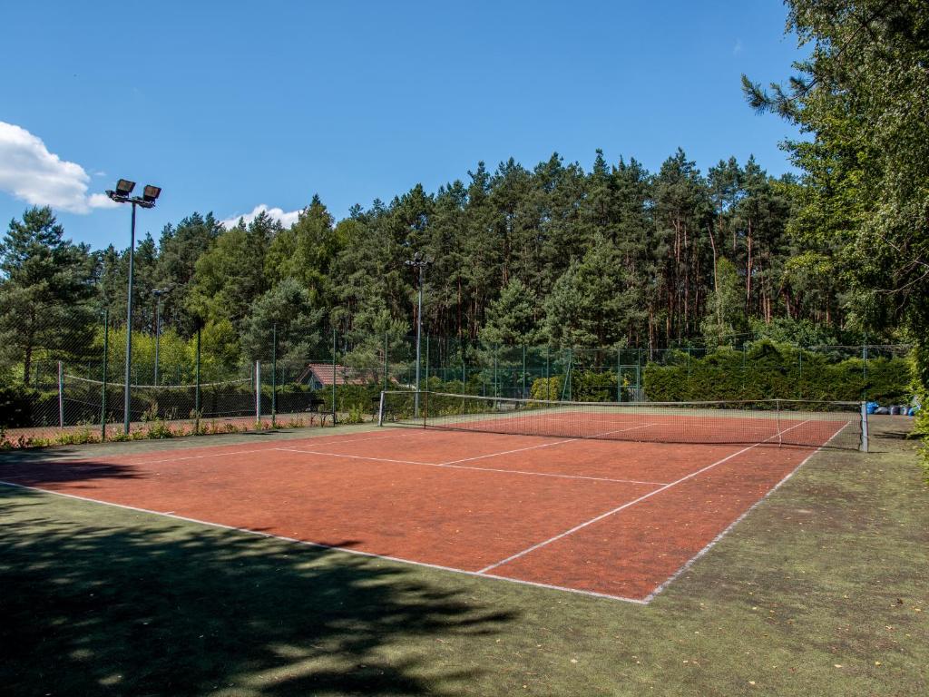 Tenis a/nebo squash v ubytování Glass Residence nebo okolí