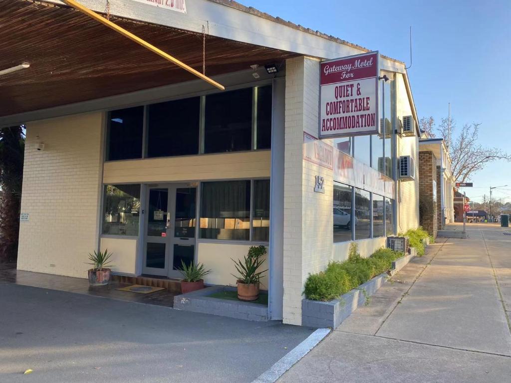 纳兰德拉盖特威汽车旅馆的带有咖啡厅和餐厅的标志的建筑