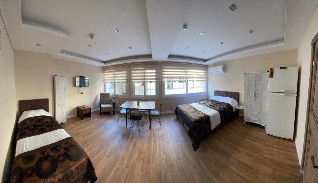 Zimmer mit 2 Betten und einem Tisch in der Unterkunft MARLIGHT APART HOTEL in Konak