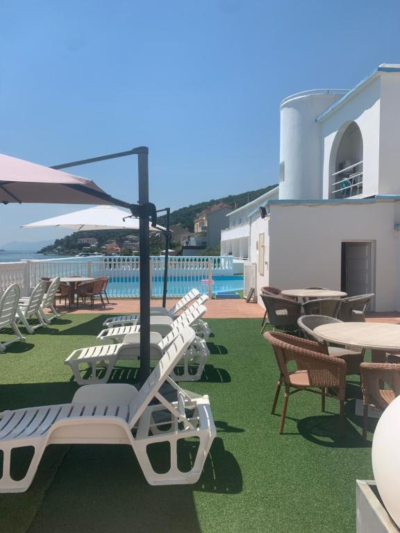Bazén v ubytování Hotel Ariana nebo v jeho okolí
