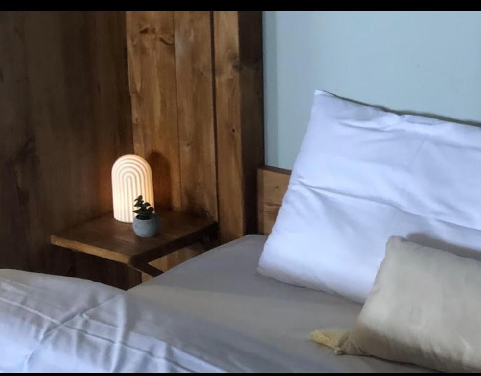 Postel nebo postele na pokoji v ubytování ΧΑΡΟΥΛΑ STUDIO