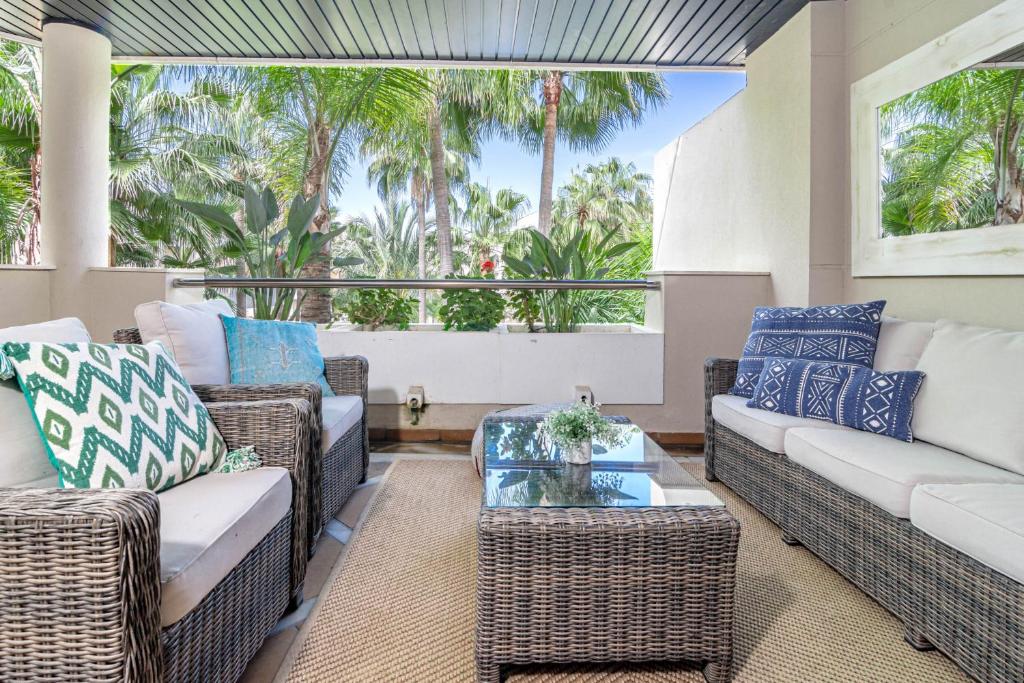 Posezení v ubytování FA- Luxury 2 bedroom apt Fuente Aloha