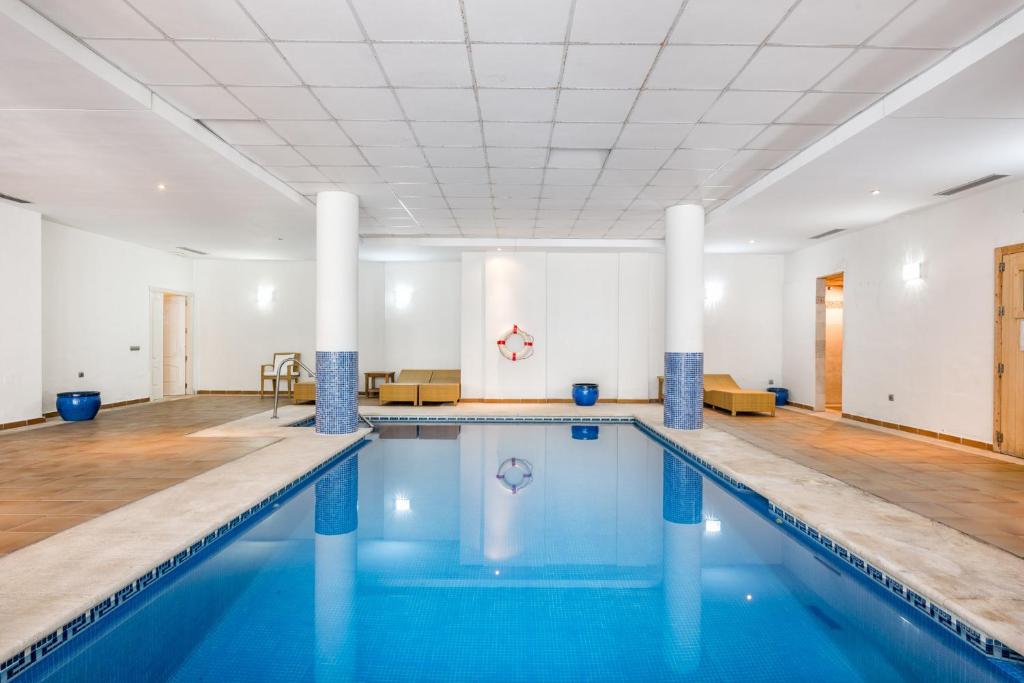 Bazén v ubytování FA- Luxury 2 bedroom apt Fuente Aloha nebo v jeho okolí