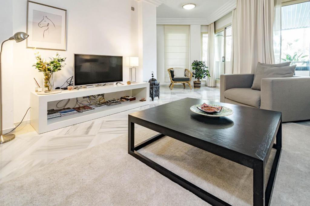 TV a/nebo společenská místnost v ubytování FA- Luxury 2 bedroom apt Fuente Aloha