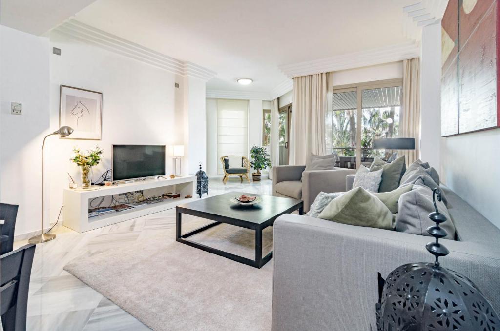 sala de estar con sofá y mesa en FA- Luxury 2 bedroom apt Fuente Aloha en Marbella