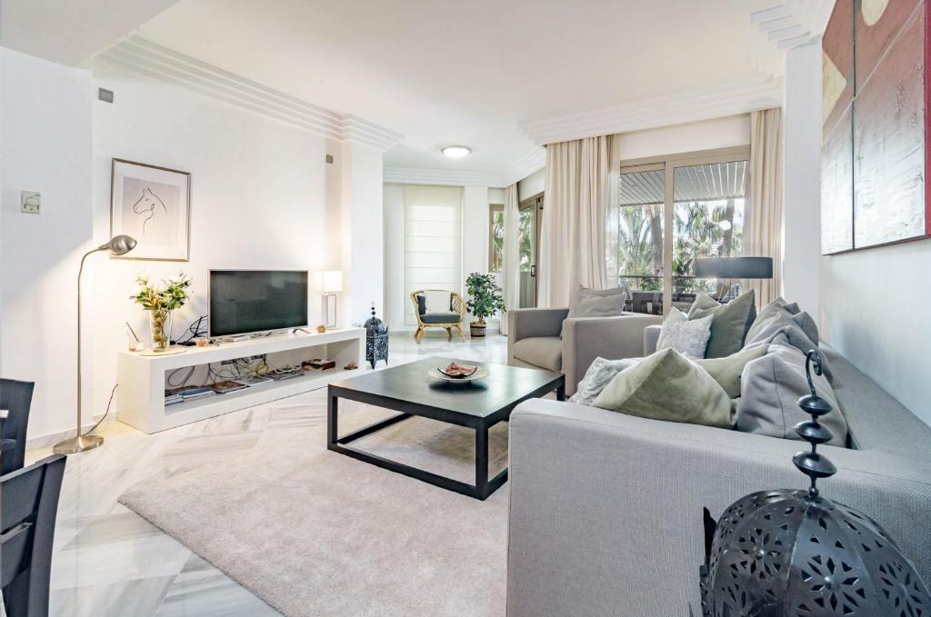 Posezení v ubytování FA- Luxury 2 bedroom apt Fuente Aloha