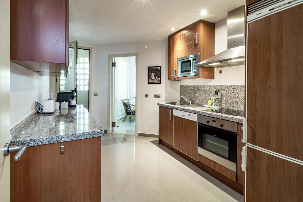 Kuchyň nebo kuchyňský kout v ubytování FA- Luxury 2 bedroom apt Fuente Aloha