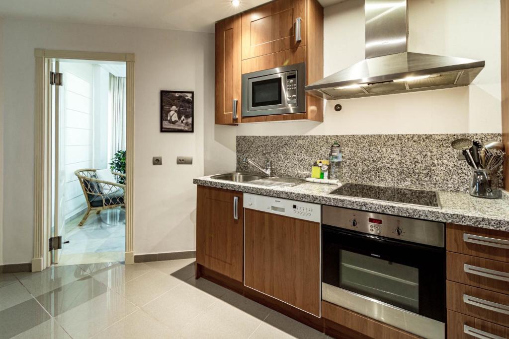 Kuchyň nebo kuchyňský kout v ubytování FA- Luxury 2 bedroom apt Fuente Aloha