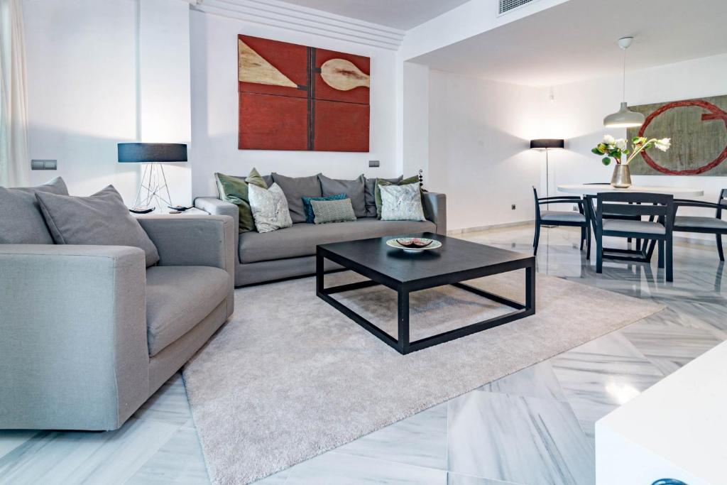 Posezení v ubytování FA- Luxury 2 bedroom apt Fuente Aloha