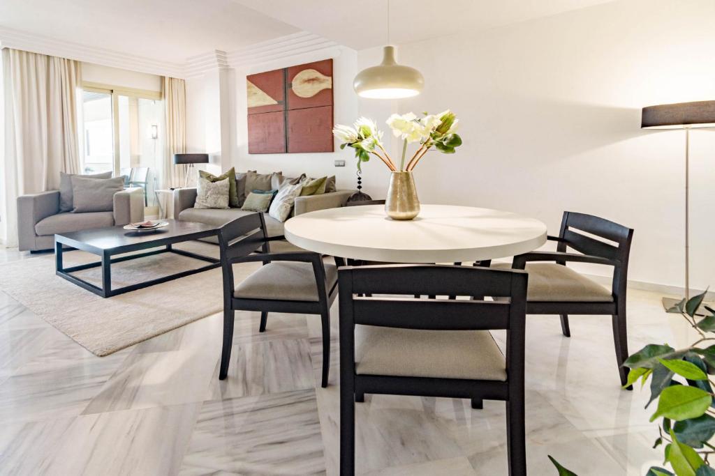 Posezení v ubytování FA- Luxury 2 bedroom apt Fuente Aloha