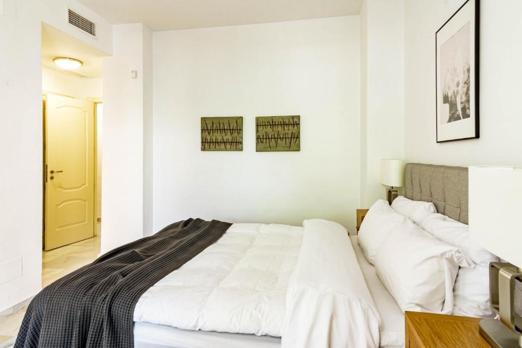 Postel nebo postele na pokoji v ubytování FA- Luxury 2 bedroom apt Fuente Aloha