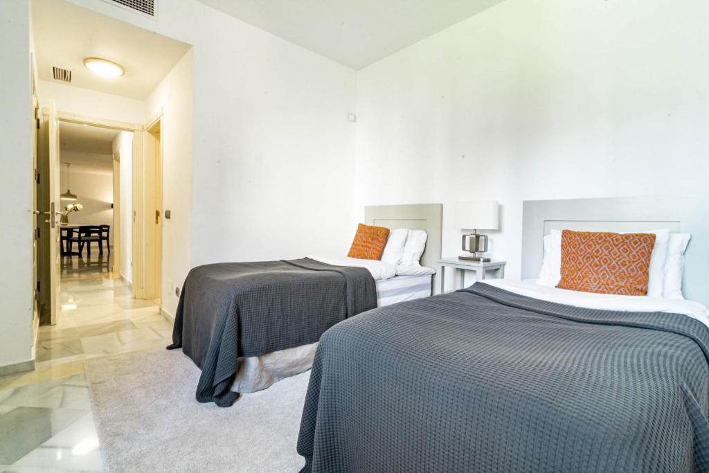 Postel nebo postele na pokoji v ubytování FA- Luxury 2 bedroom apt Fuente Aloha