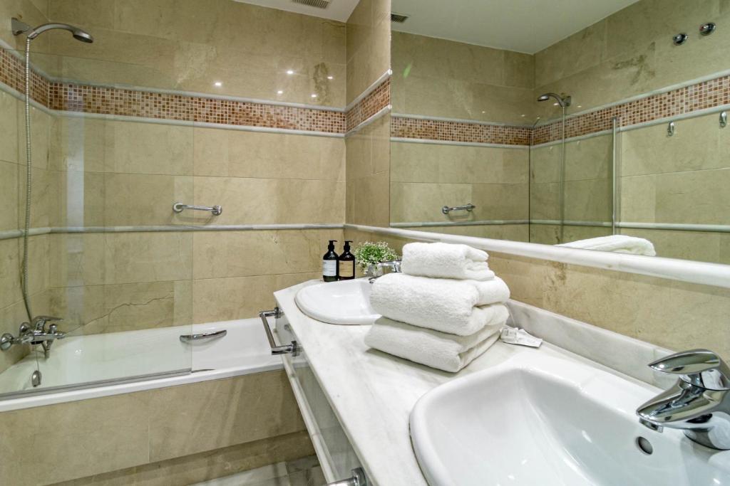 Koupelna v ubytování FA- Luxury 2 bedroom apt Fuente Aloha