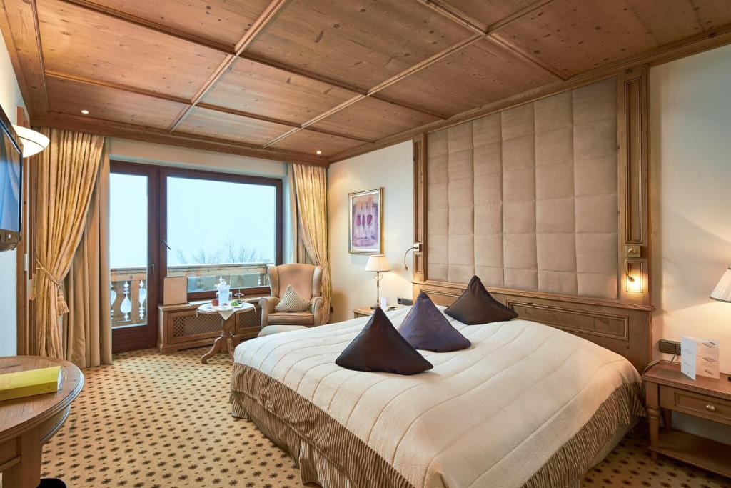 Postel nebo postele na pokoji v ubytování Hotel Singer – Relais & Châteaux