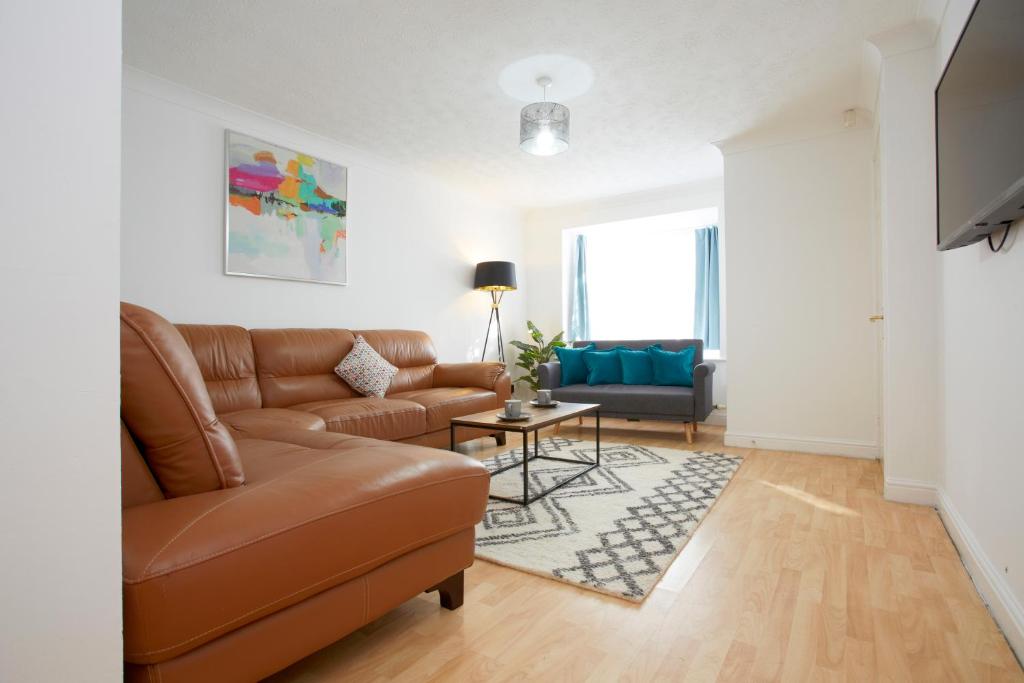 ein Wohnzimmer mit einem Sofa und einem Tisch in der Unterkunft HAVEN HOUSE DETACHED Residence in Headingley