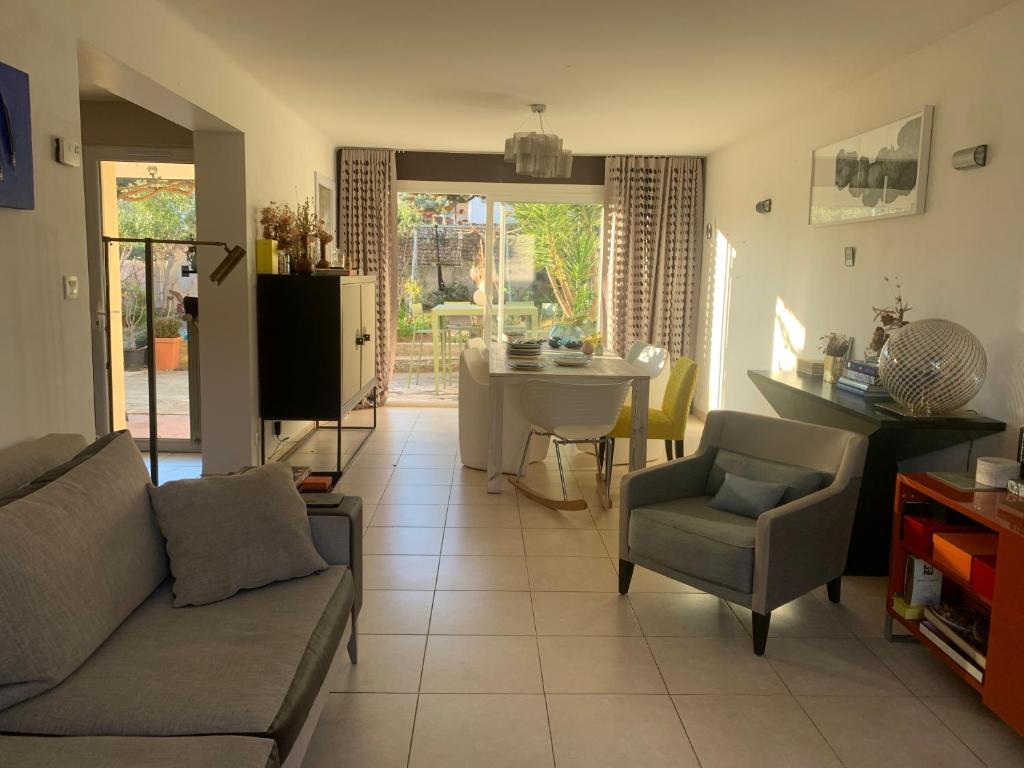Posedenie v ubytovaní Bright and quiet house with two gardens north shade and south sun