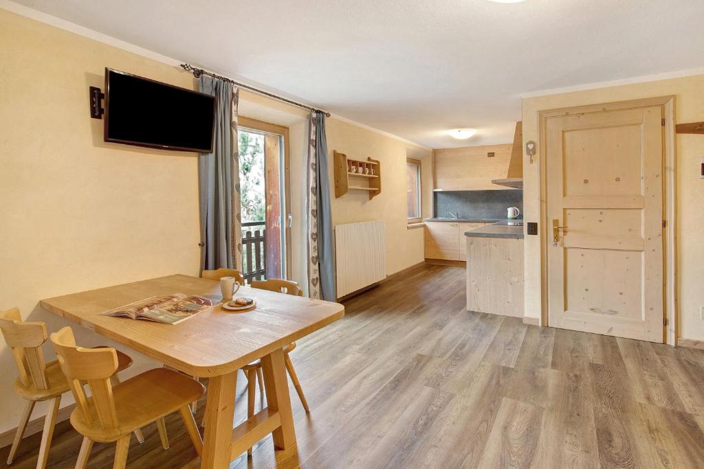 Televízia a/alebo spoločenská miestnosť v ubytovaní Appartamento Nonna Engadina Chalet