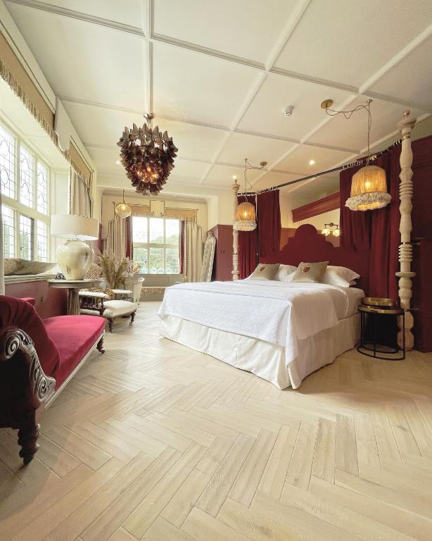 ein Schlafzimmer mit einem großen Bett und einem Kronleuchter in der Unterkunft HIGHFIELD in Great Driffield