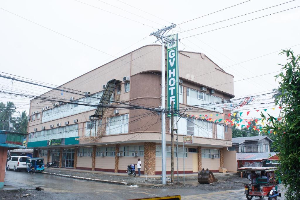 Borongan的住宿－博龍岸GV酒店，前面有路标的建筑