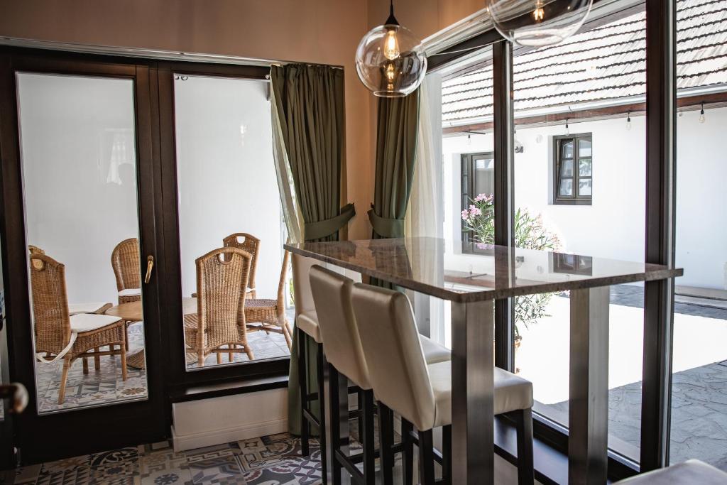 City-Top Vendégház في ازترغوم: غرفة طعام مع طاولة وكراسي زجاجية