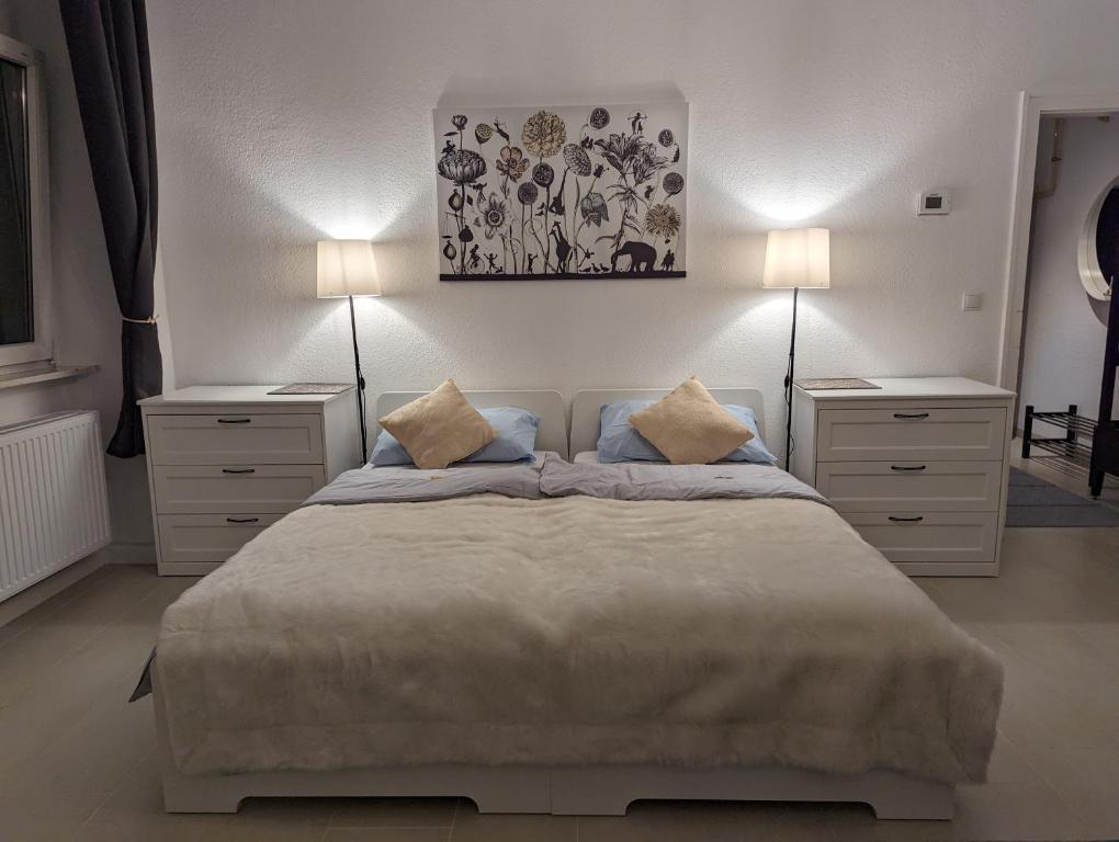 - une chambre avec un grand lit et 2 tables de chevet dans l'établissement Schönes Apartment im Zentrum von Koblenz, à Coblence