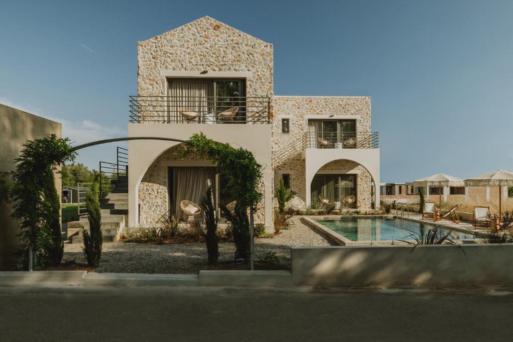 una casa con piscina y un edificio en BATU Luxury Apartments en Preveza