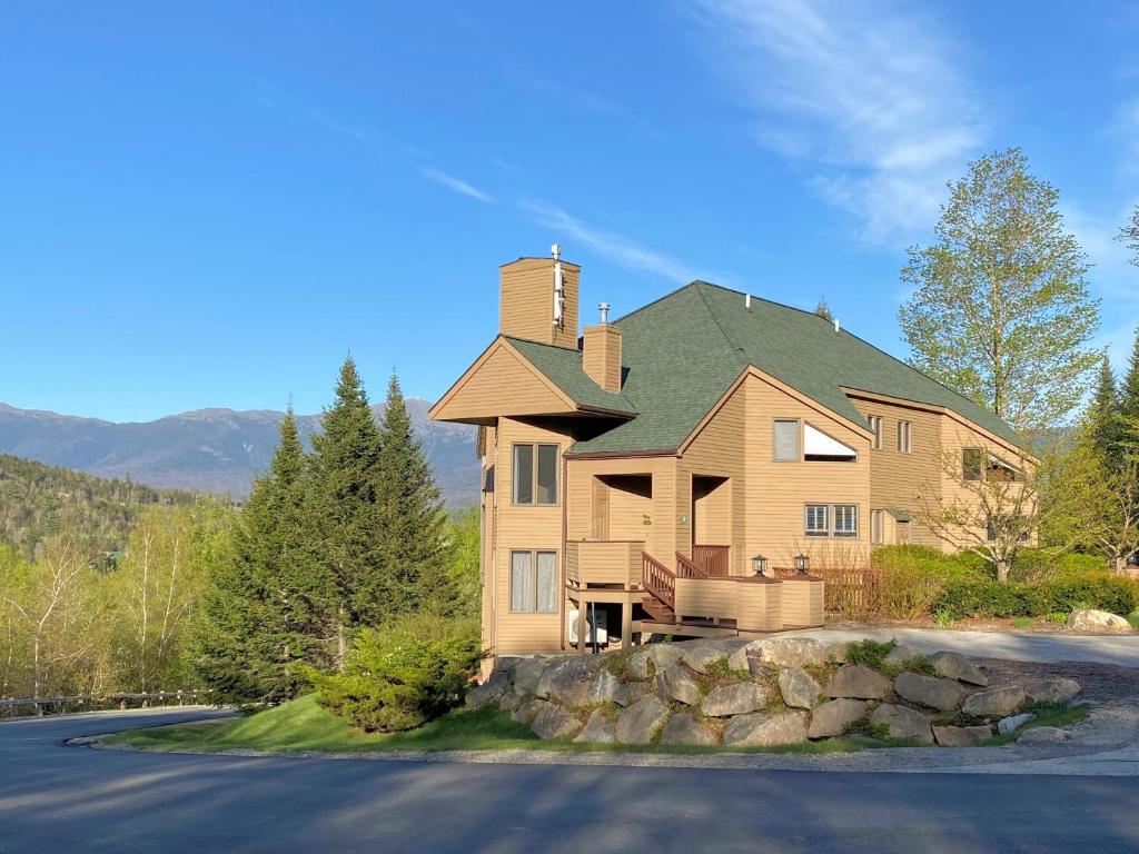 una casa grande con chimenea en la parte superior de una carretera en C1 Top Rated Ski-In Ski-Out Townhome Great views fireplaces fast wifi AC Short walk to slopes, en Carroll