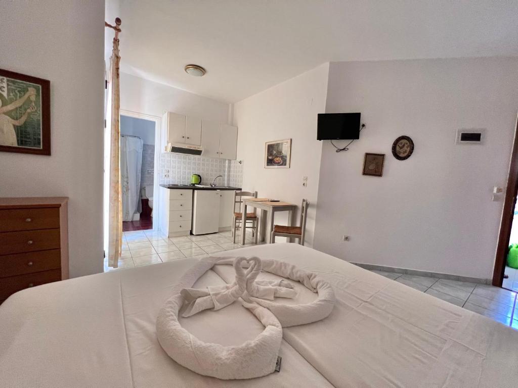 Postel nebo postele na pokoji v ubytování Aristomenis Studios